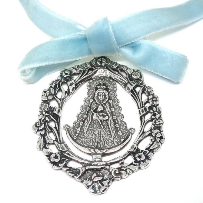 Medalla de cuna de la Virgen del Rocío en plata